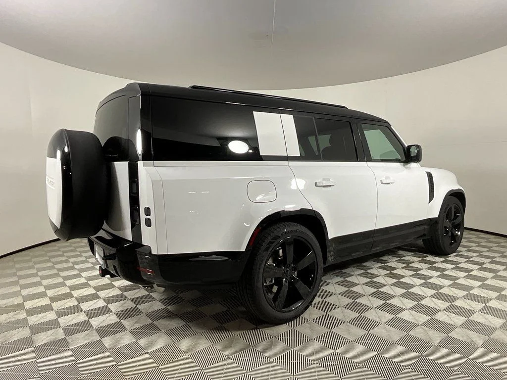 New 2026 Fuji White Land Rover X-Dynamic SE image 2