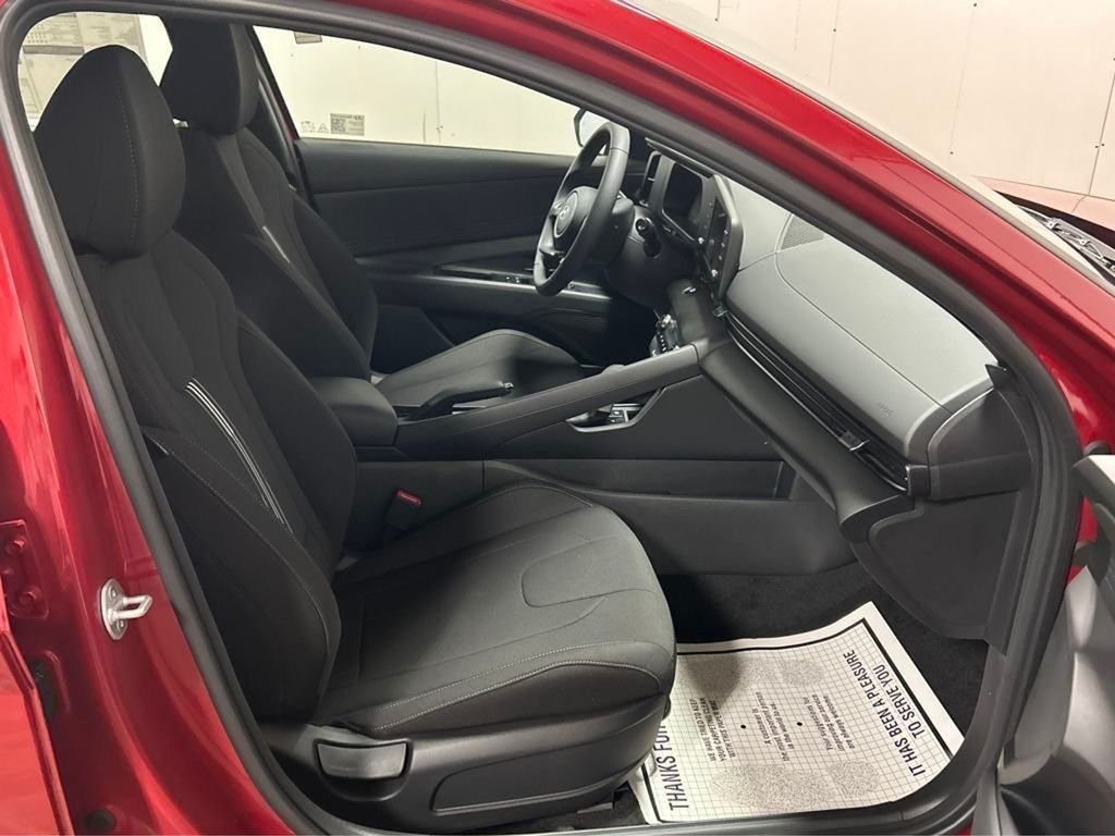 Used 2025 Red Hyundai SEL Sport image 6