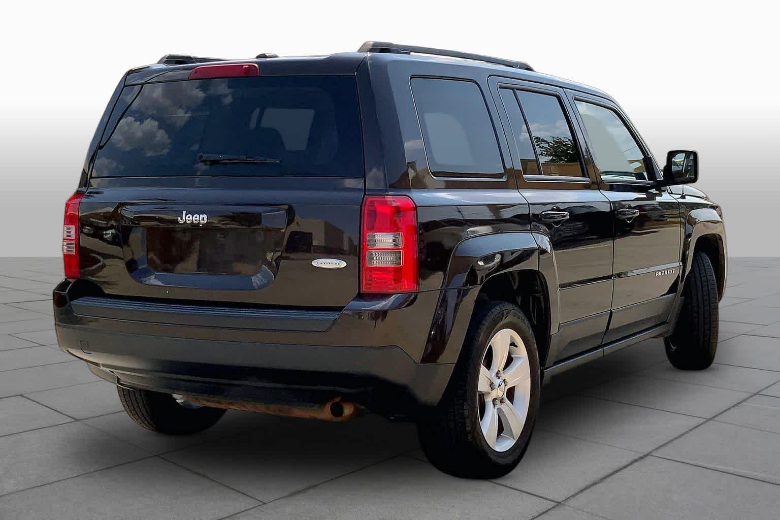 Used 2014 Rugged Brown Pearlcoat Jeep Latitude image 13