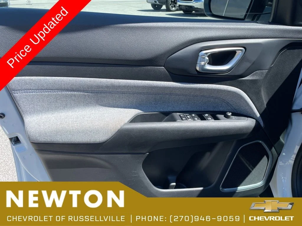 Used 2025 Bright White Clearcoat Jeep Latitude image 5