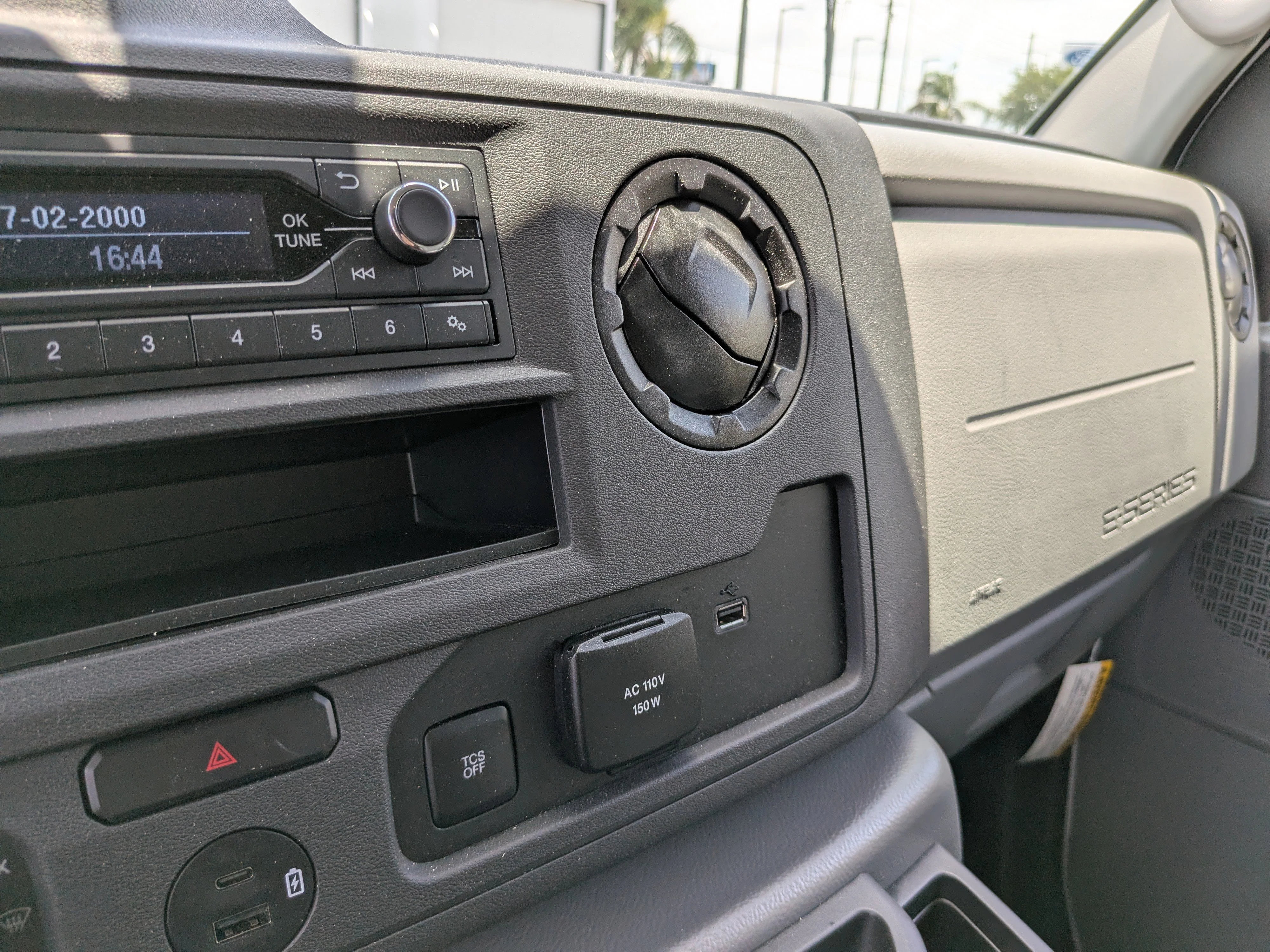 New 2026 Oxford White Ford E-350 SRW image 23