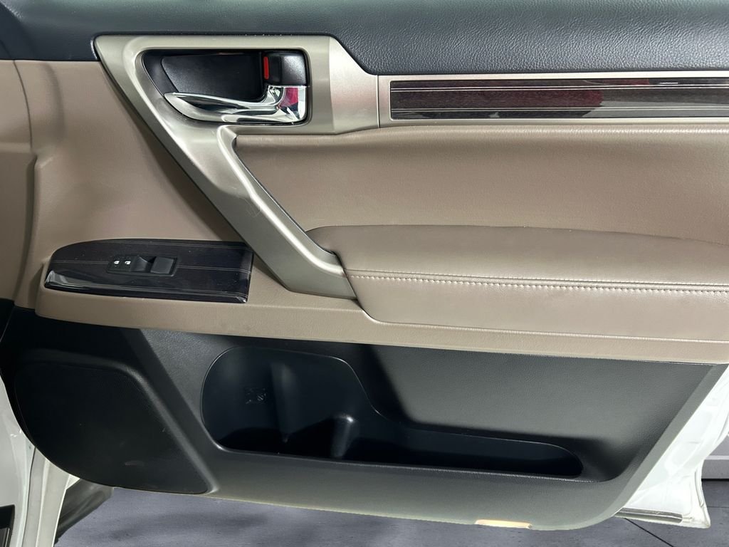 Used 2021  Lexus 460 Luxury image 15