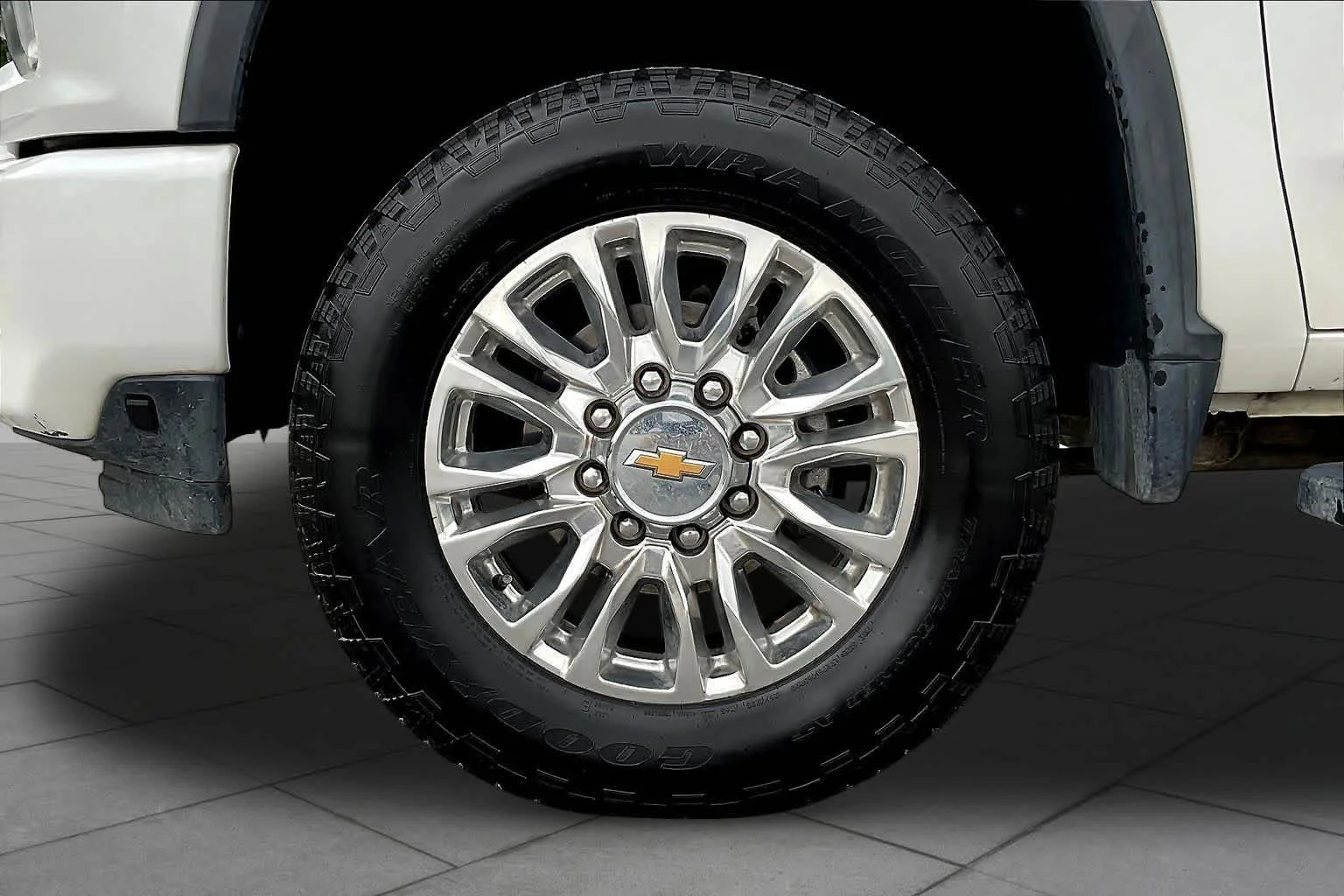 Used 2023 Iridescent Pearl Tricoat Chevrolet High Country image 21