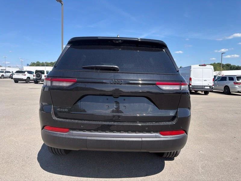 New 2026 Diamond Black Crystal Pearl-Coat Exterior Paint Jeep  image 4