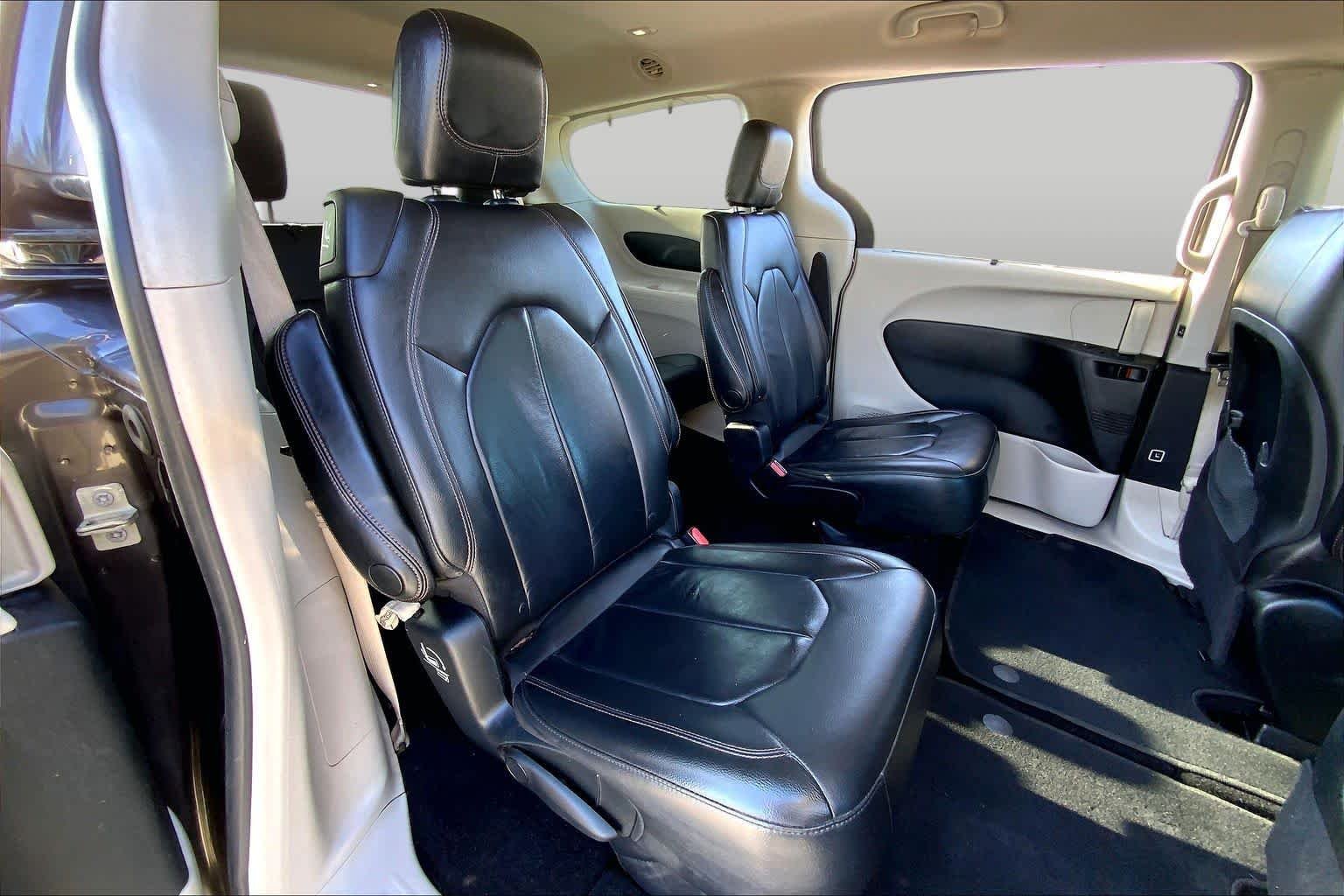 Used 2017 Granite Crystal Metallic Clearcoat Chrysler Touring-L image 19