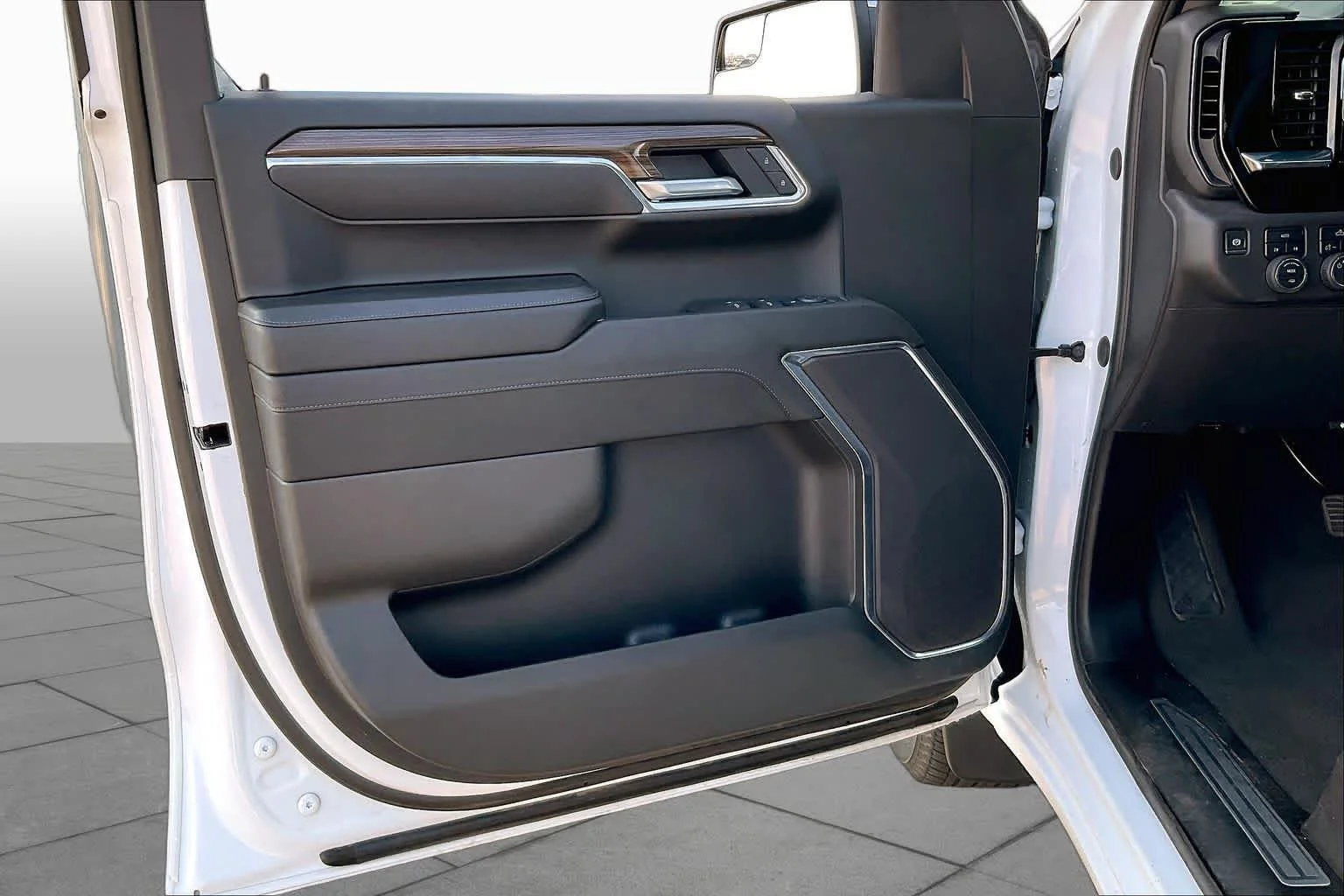 Used 2025 Summit White Chevrolet LT (2FL) image 19