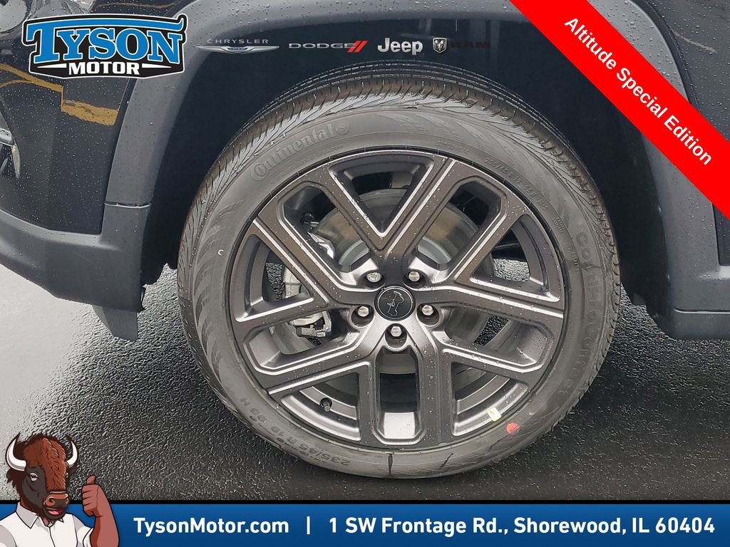 New 2026 Diamond Black Crystal Pearlcoat Jeep Latitude image 7