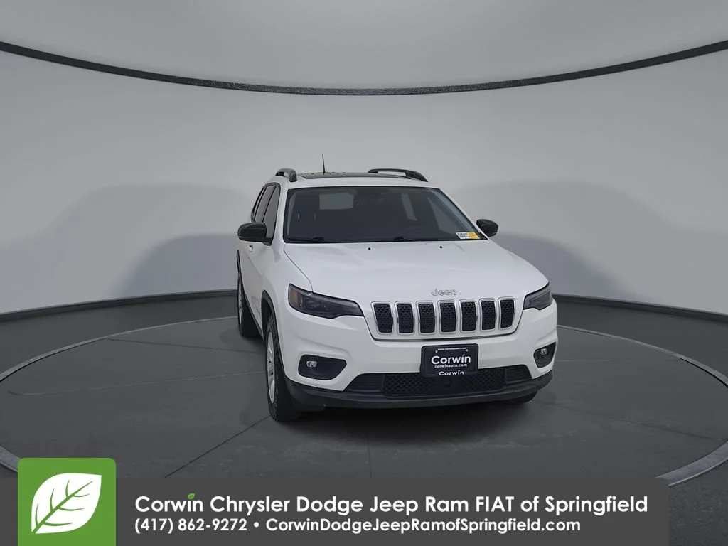 Certified Used 2022 White Jeep Latitude Lux image 4