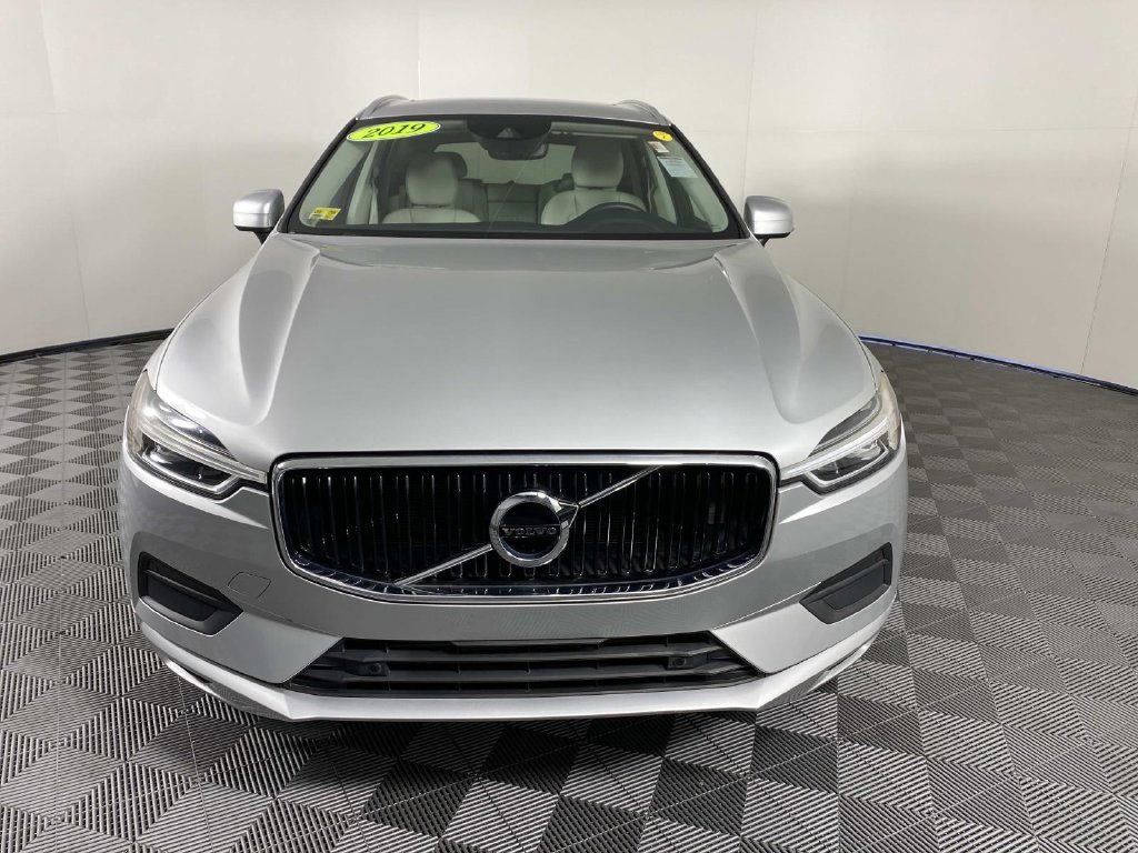 Used 2019 Silver Volvo T5 Momentum image 3
