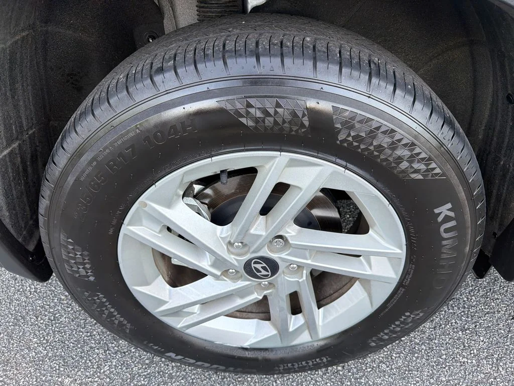 Used 2025 Silver Hyundai SE image 17