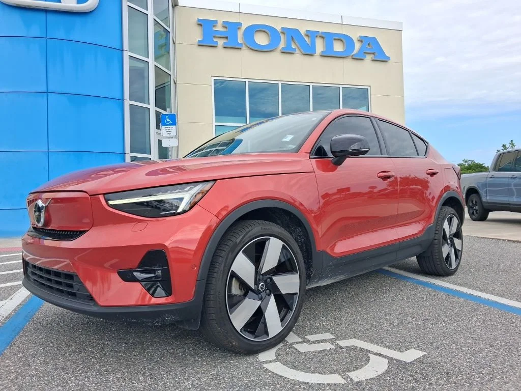 Used 2023 Red Volvo Ultimate image 1