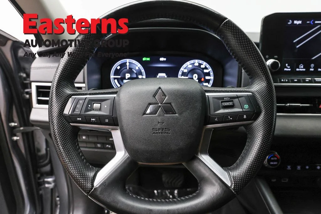 Used 2023 Silver Mitsubishi SE image 10
