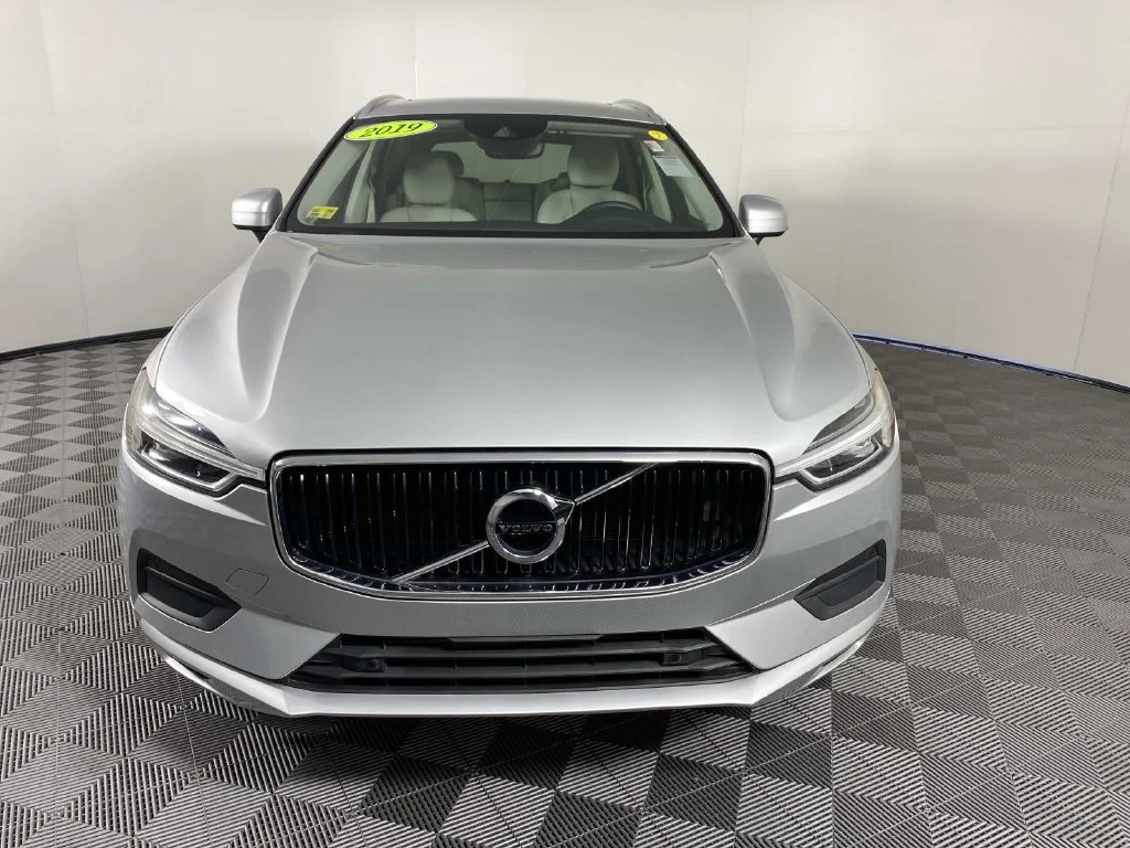 Used 2019 Bright Silver Metallic Volvo T5 Momentum image 3