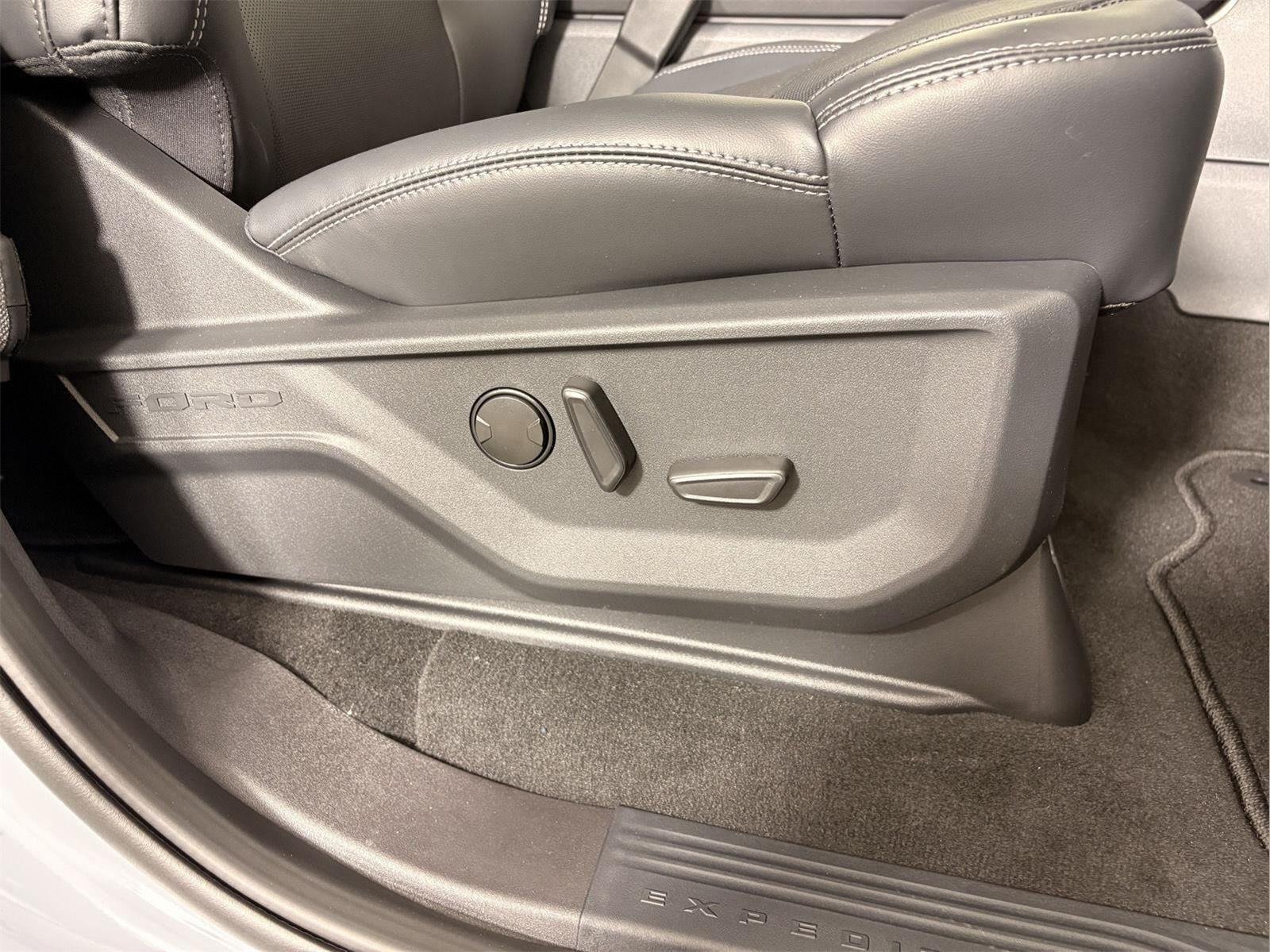 New 2026 Glacier Gray Metallic Tri-Coat Ford Platinum® image 24