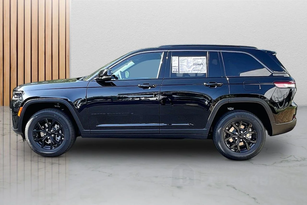 New 2026 Diamond Black Crystal Pearlcoat Jeep Altitude image 5