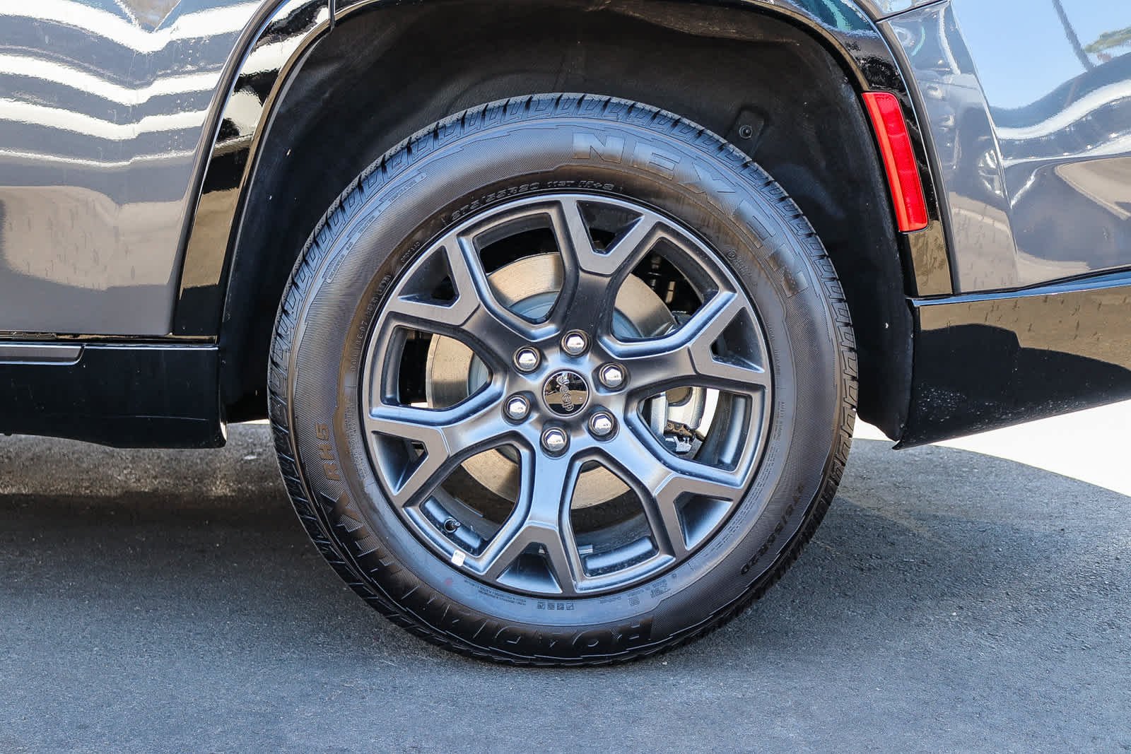 New 2026 Baltic-Gray Metallic Clear-Coat Exterior Paint Jeep Limited Altitude image 11