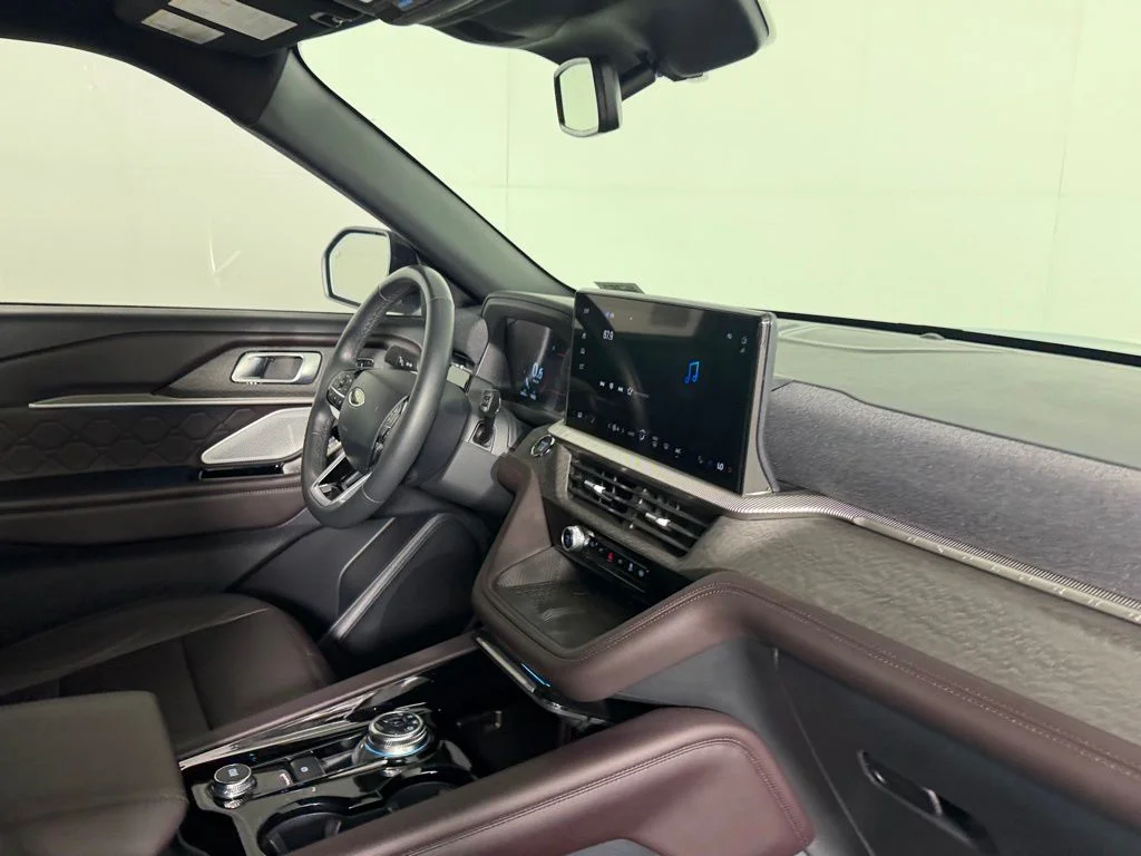 Used 2025 White Ford Platinum image 33