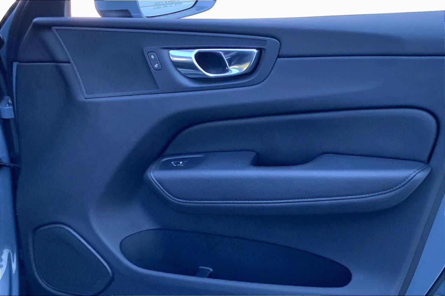 Used 2022 Platinum Grey Metallic Volvo Momentum image 23