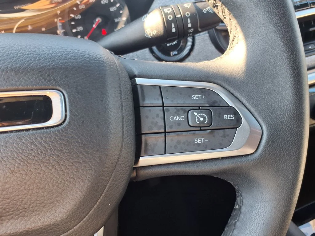 Used 2025 White Jeep Latitude image 23