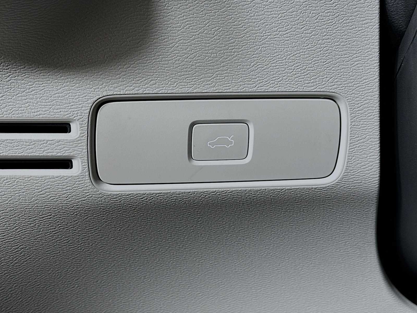 Used 2026 Aurora Silver Volvo Ultra image 10