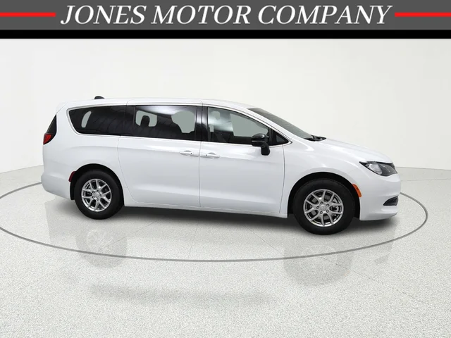 2026 Chrysler Voyager LX's photo