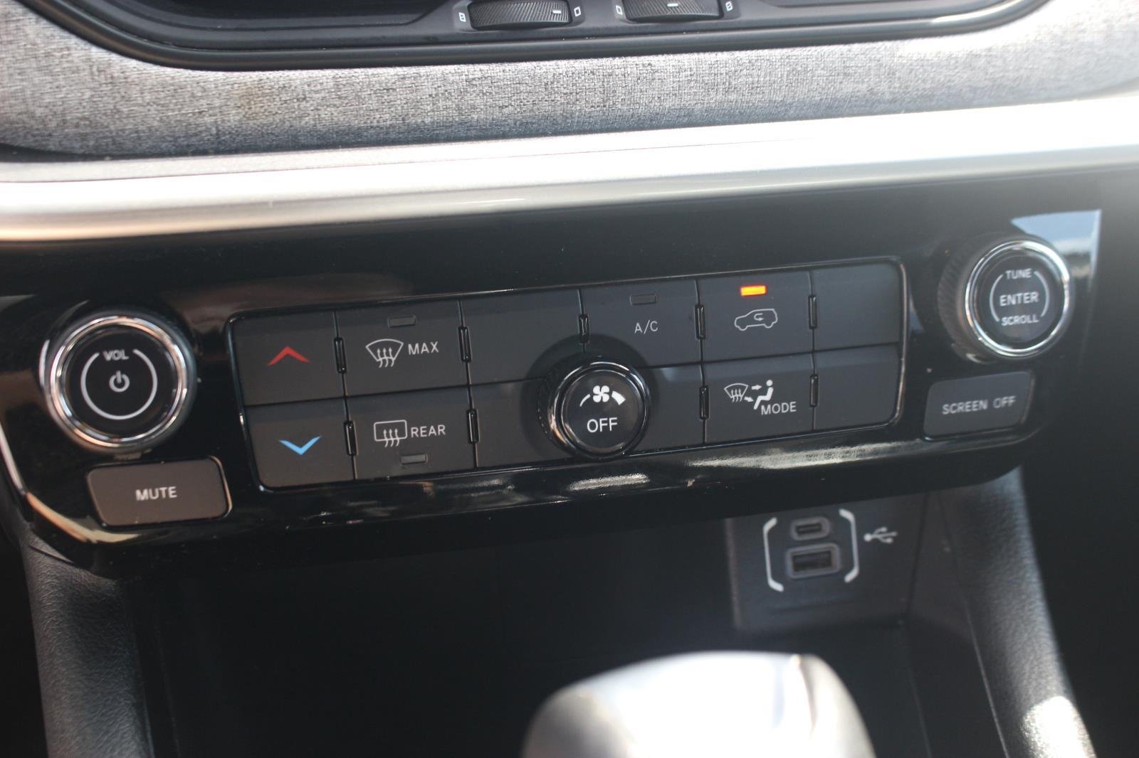 Used 2024 White Jeep Latitude image 24