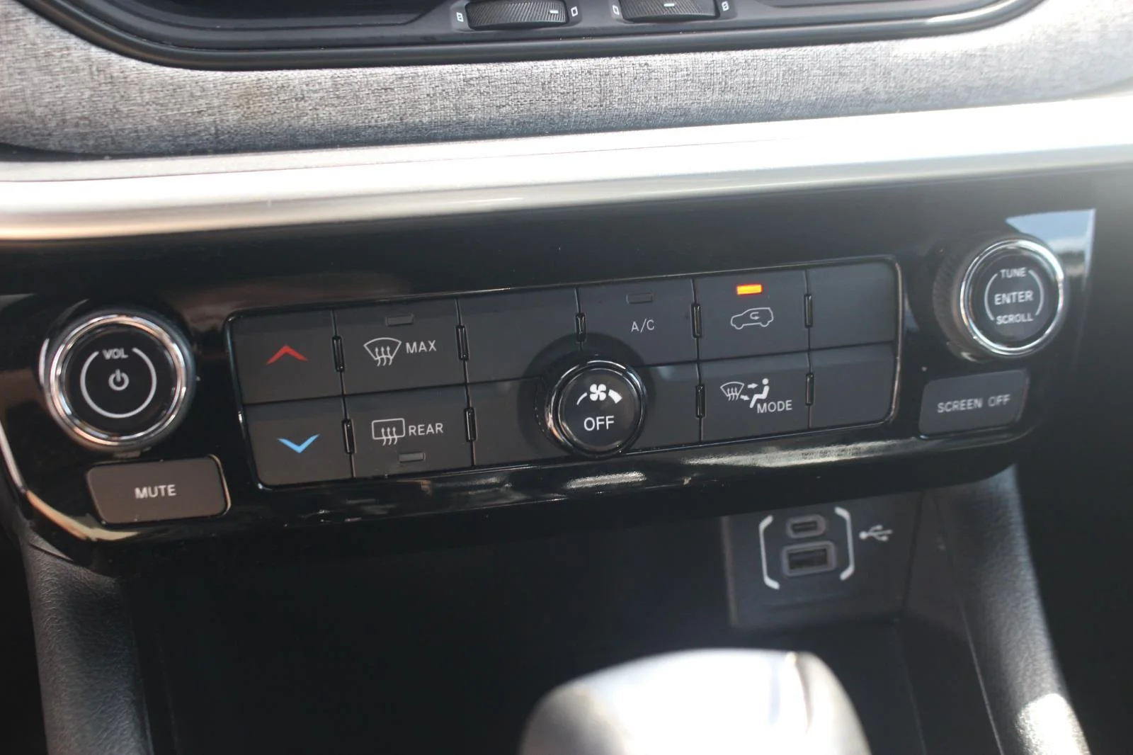 Used 2024 White Jeep Latitude image 24