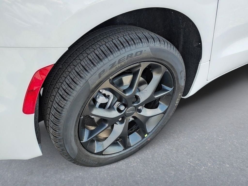 New 2027 Bright White Clear-Coat Exterior Paint Chrysler Limited image 11