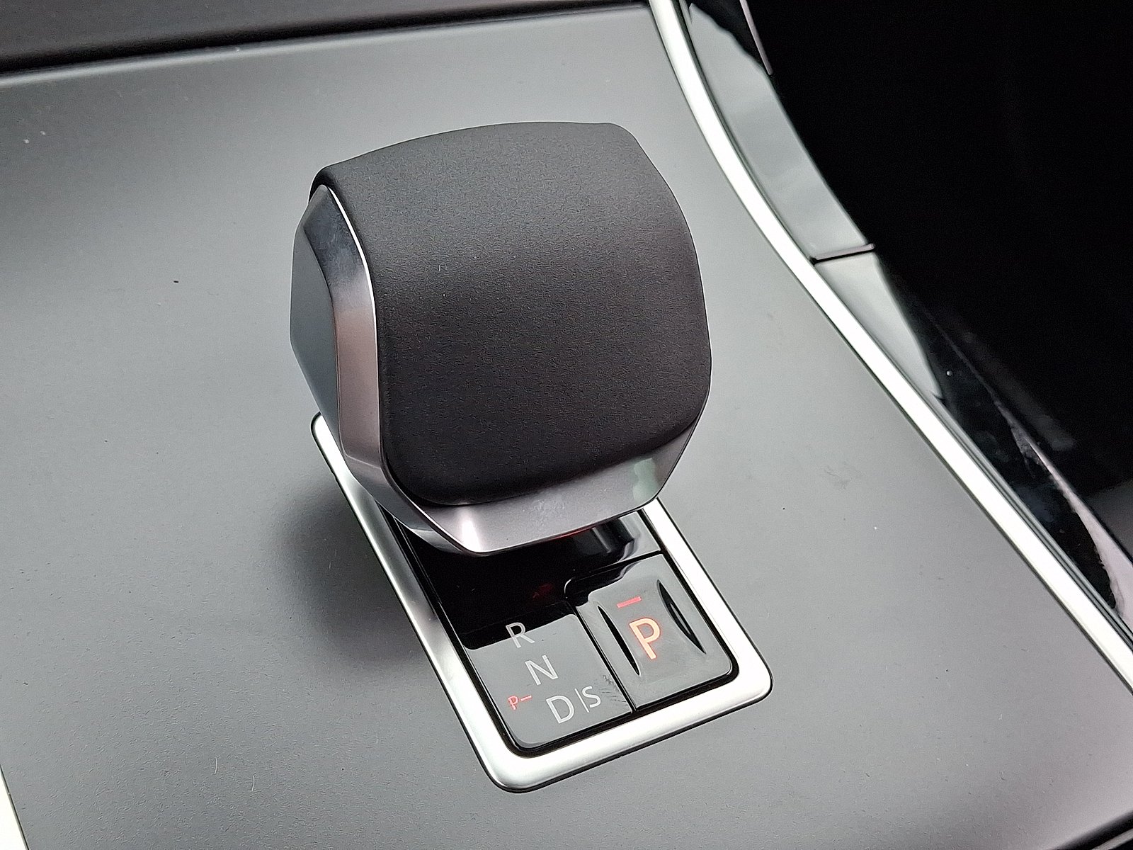 New 2026 Santorini Black Metallic - 1AG Land Rover S image 17