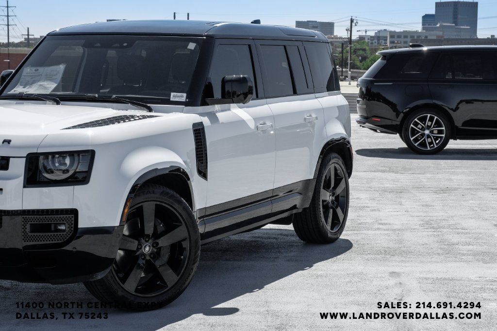 Used 2025 White Land Rover X-Dynamic SE image 4