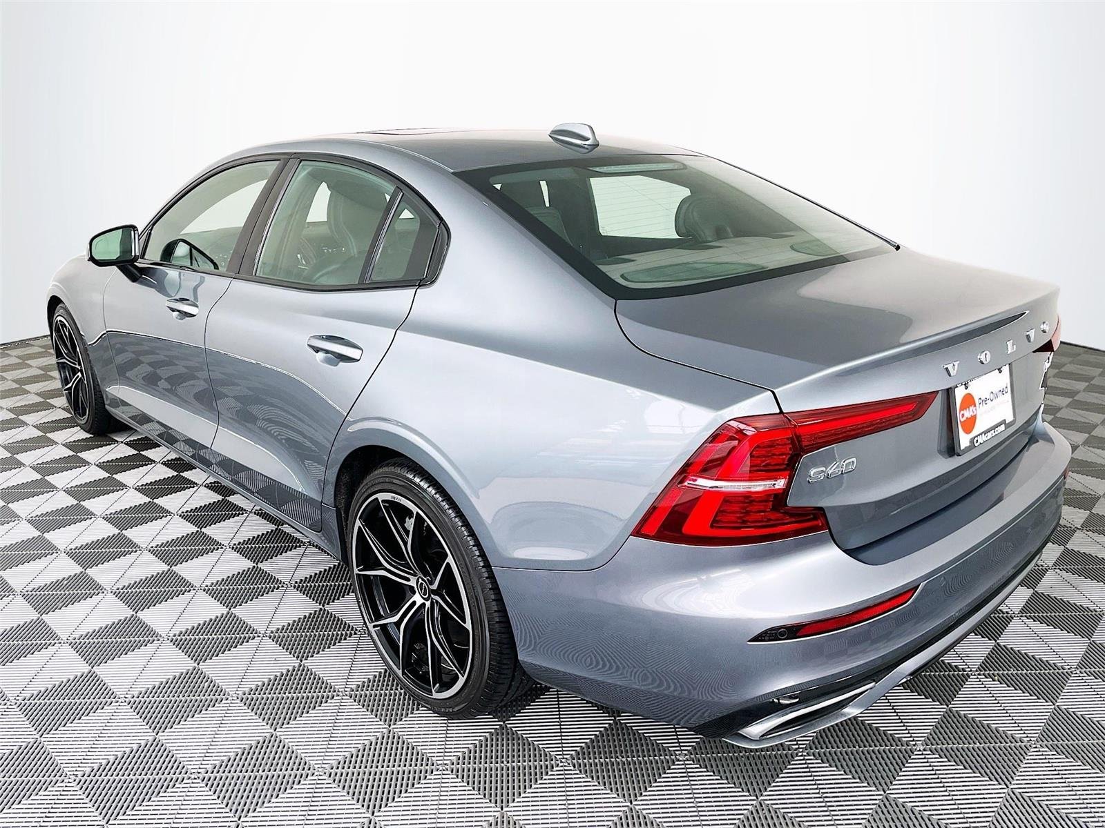 Used 2019 Pebble Grey Metallic Volvo R-Design image 6