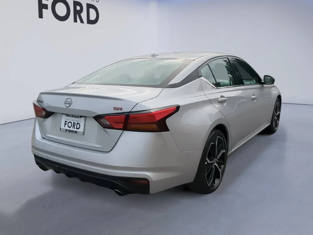 Used 2025 Silver Nissan 2.5 SR image 7