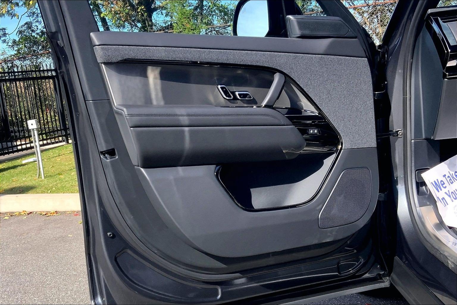 New 2027 Carpathian Gray Premium Metallic Land Rover SE image 10