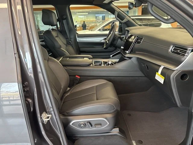 New 2026 Baltic-Gray Metallic Clear-Coat Exterior Paint Jeep Limited Altitude image 42