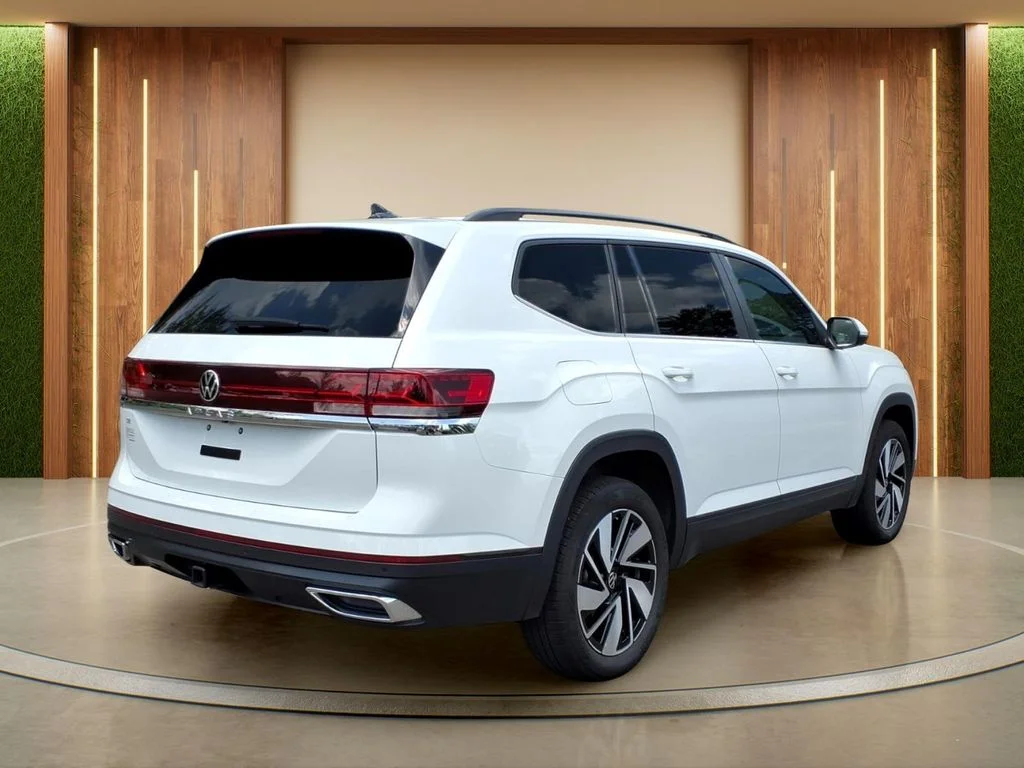 Used 2025  Volkswagen 2.0T SE w/Technology image 33