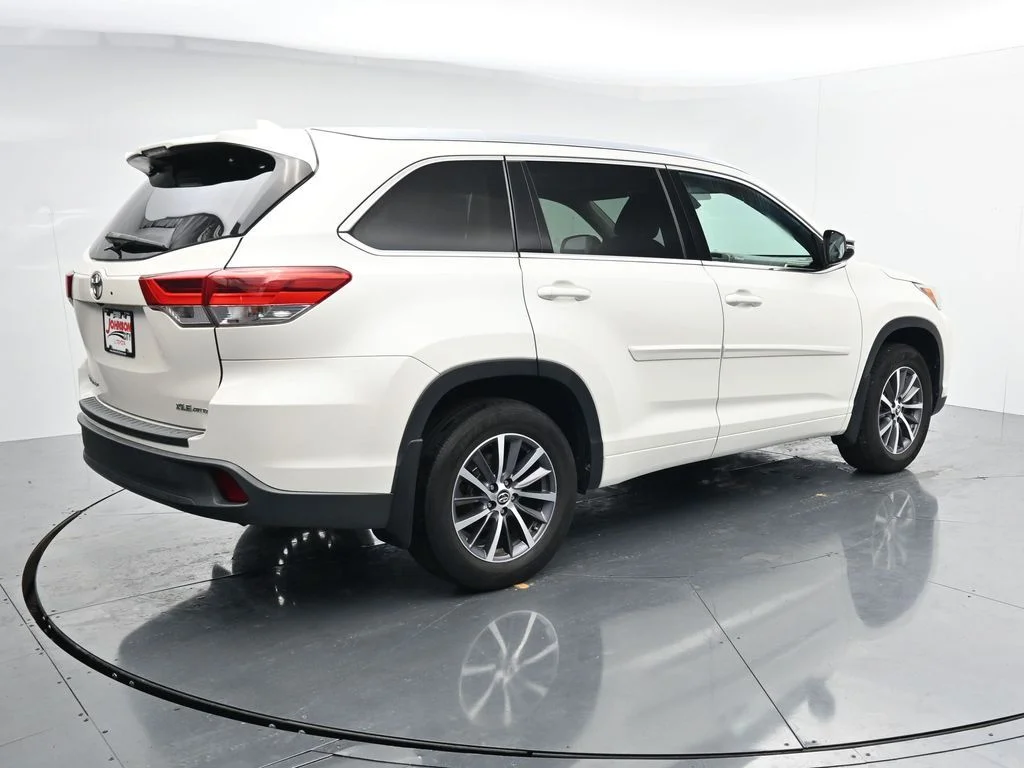 Used 2018 White Toyota XLE image 8