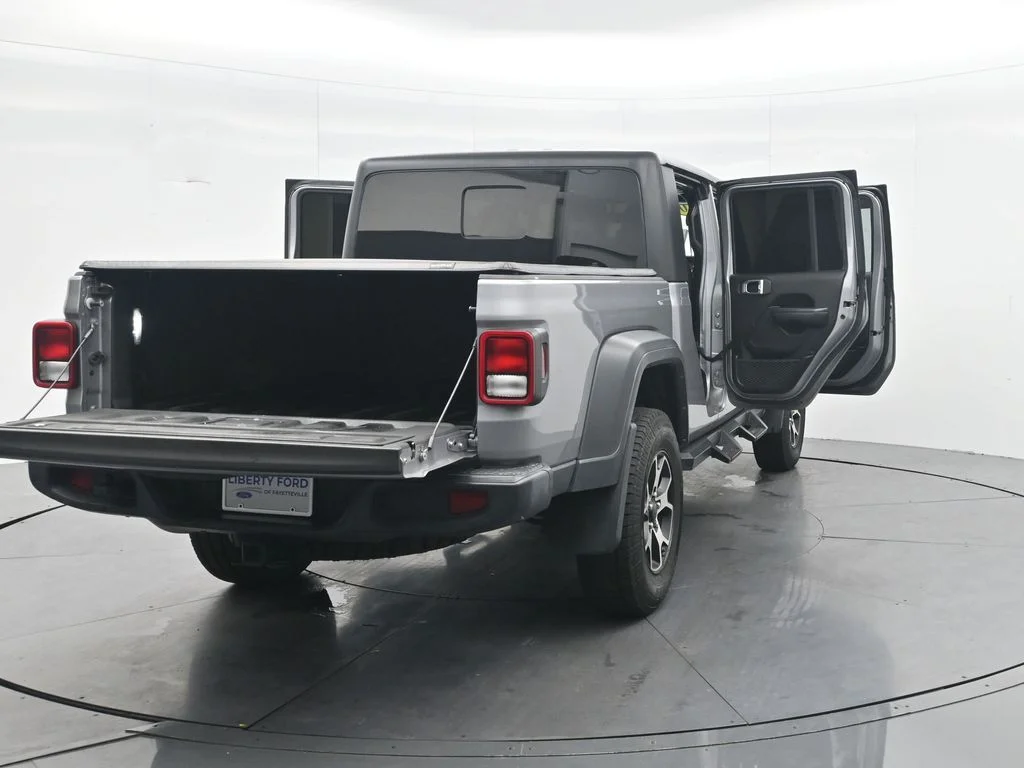 Used 2020 Billet Silver Metallic Clearcoat Jeep Sport image 40