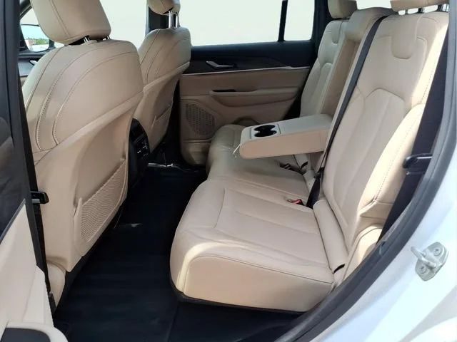 Used 2023  Jeep Limited image 20