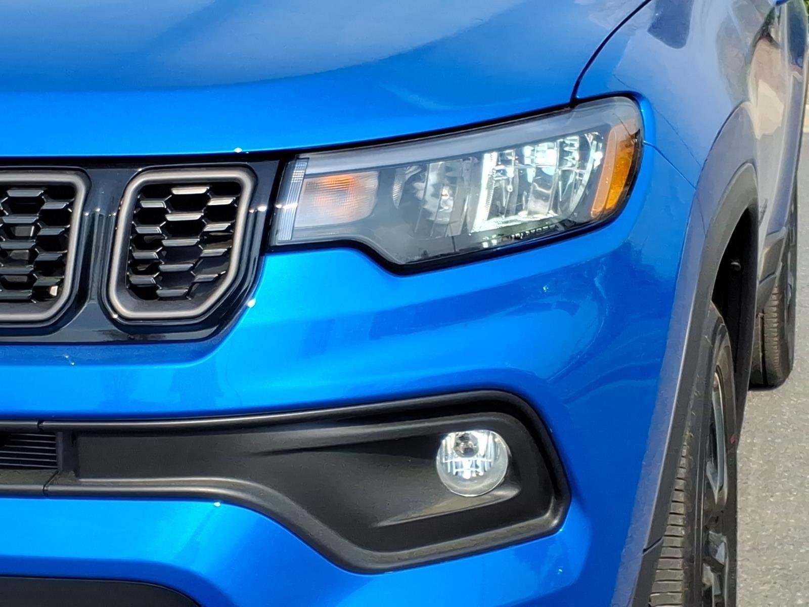 New 2026 Hydro Blue Pearl-Coat Exterior Paint Jeep Latitude Altitude image 15