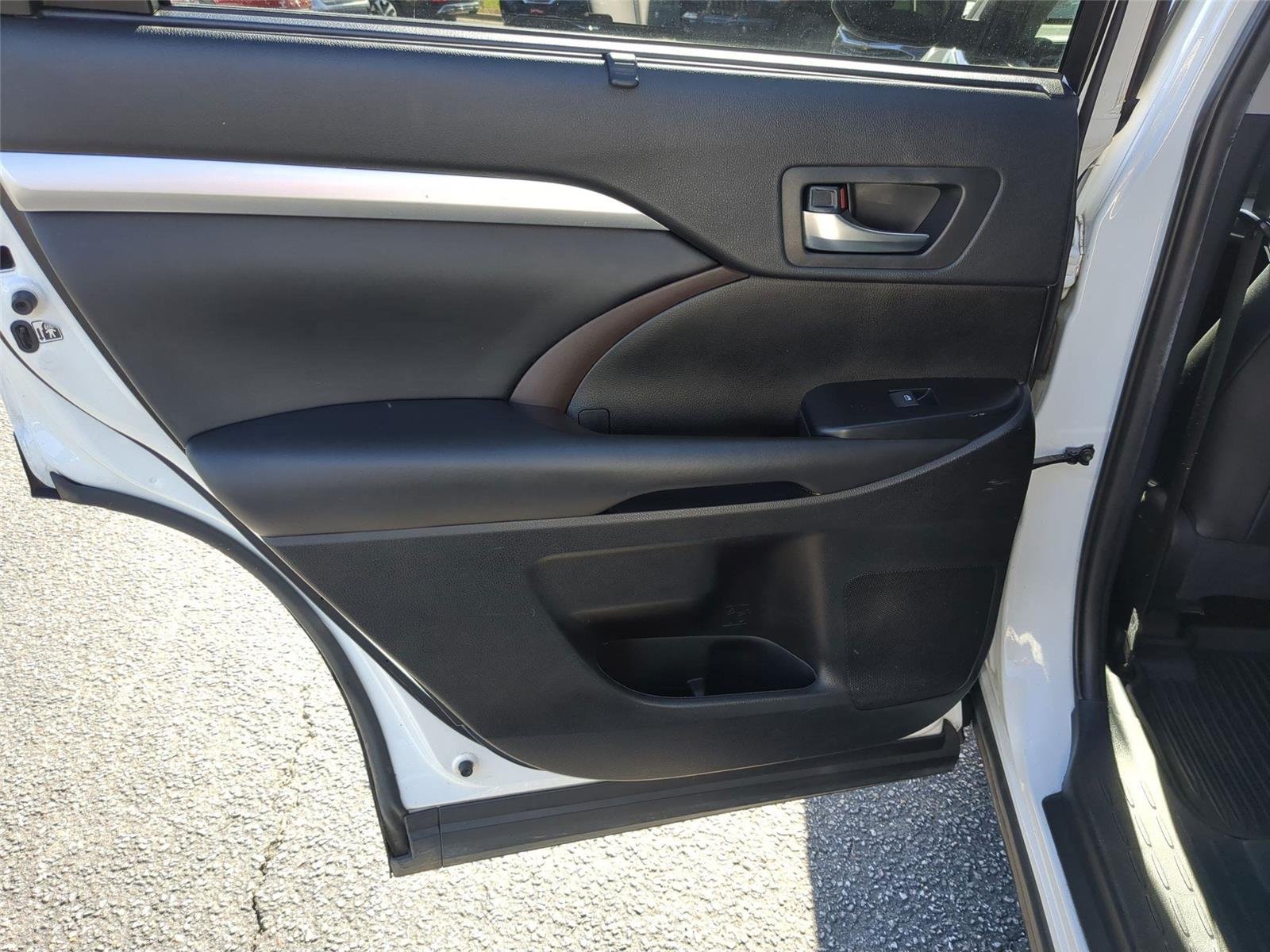 Used 2019  TOYOTA  image 32