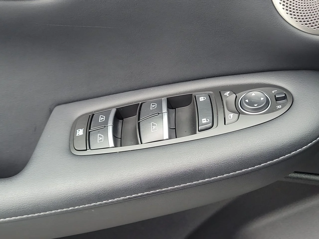 Used 2023 White INFINITI LUXE image 29