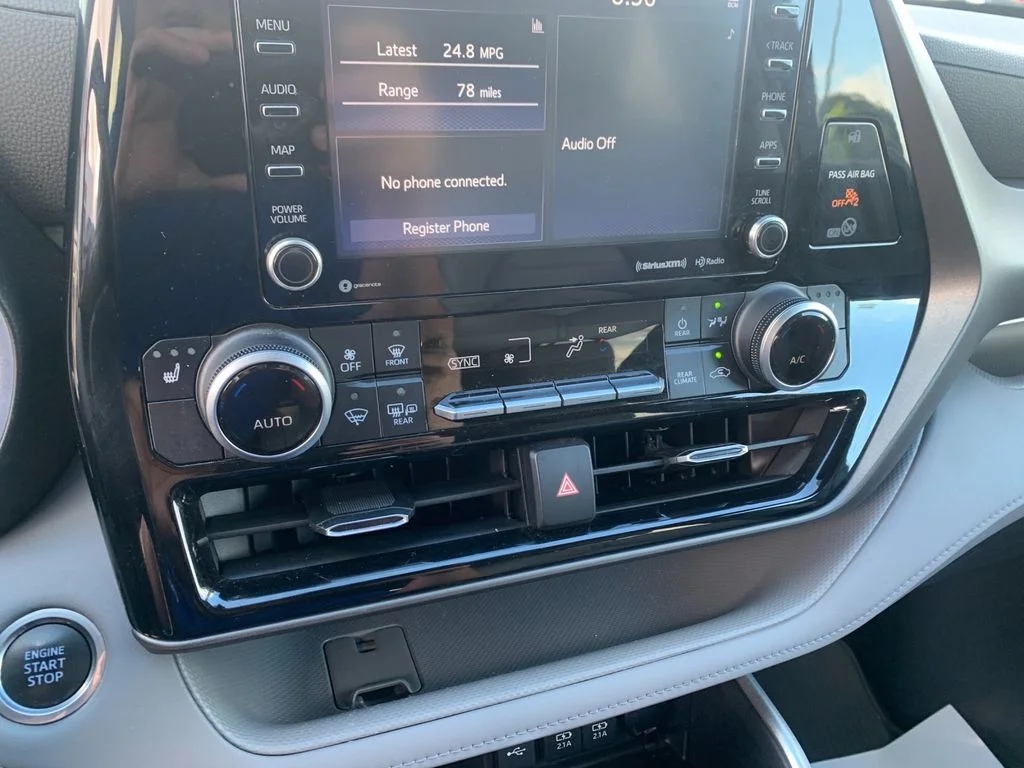 Used 2020 White Toyota XLE image 23