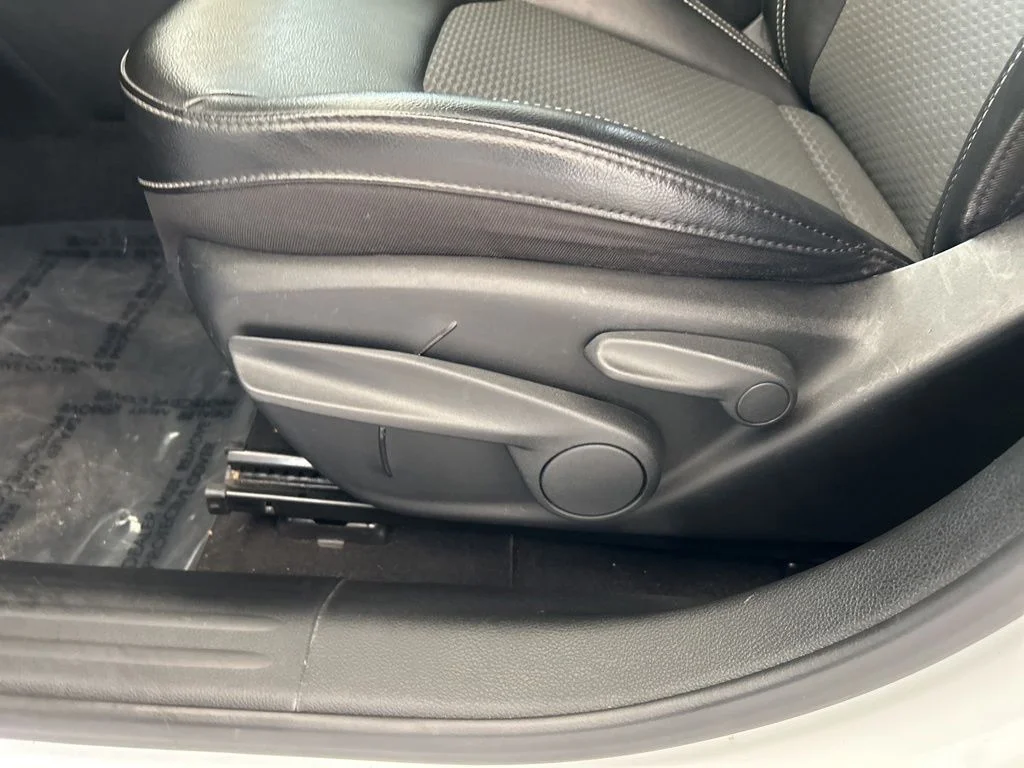 Used 2023 White Jeep Altitude image 40