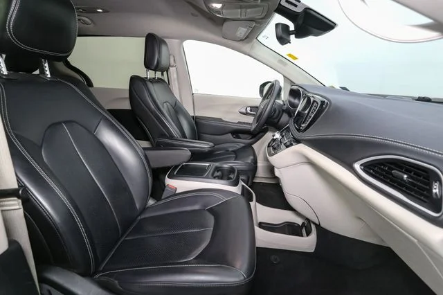 Used 2023 Silver Chrysler Touring L image 17