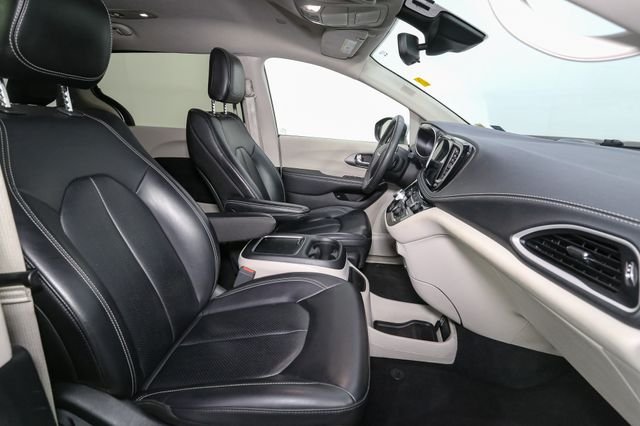 Used 2023 Silver Chrysler Touring L image 17