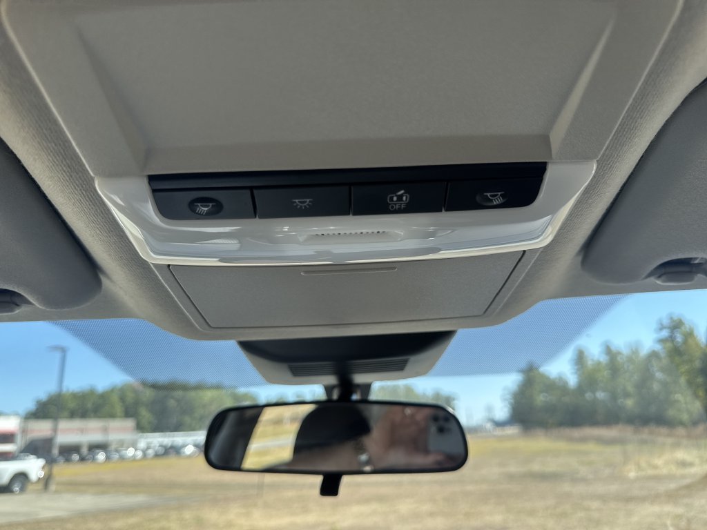 Used 2025 White Nissan SR image 24