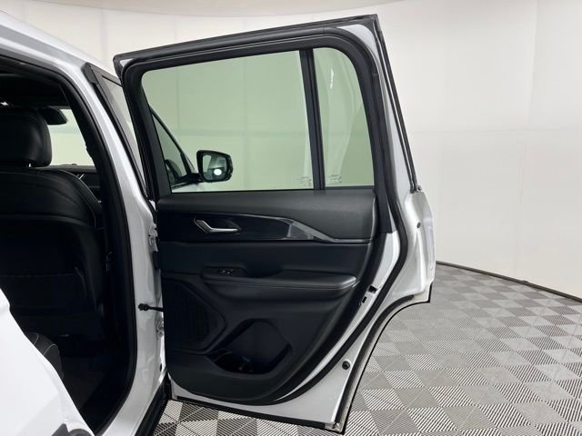 Used 2023 White/off-white Jeep Altitude X image 41