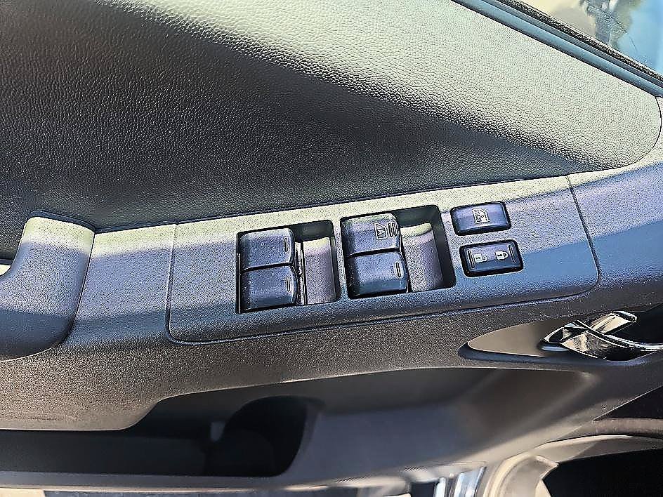 Used 2015 Arctic Blue Metallic Nissan SV image 12