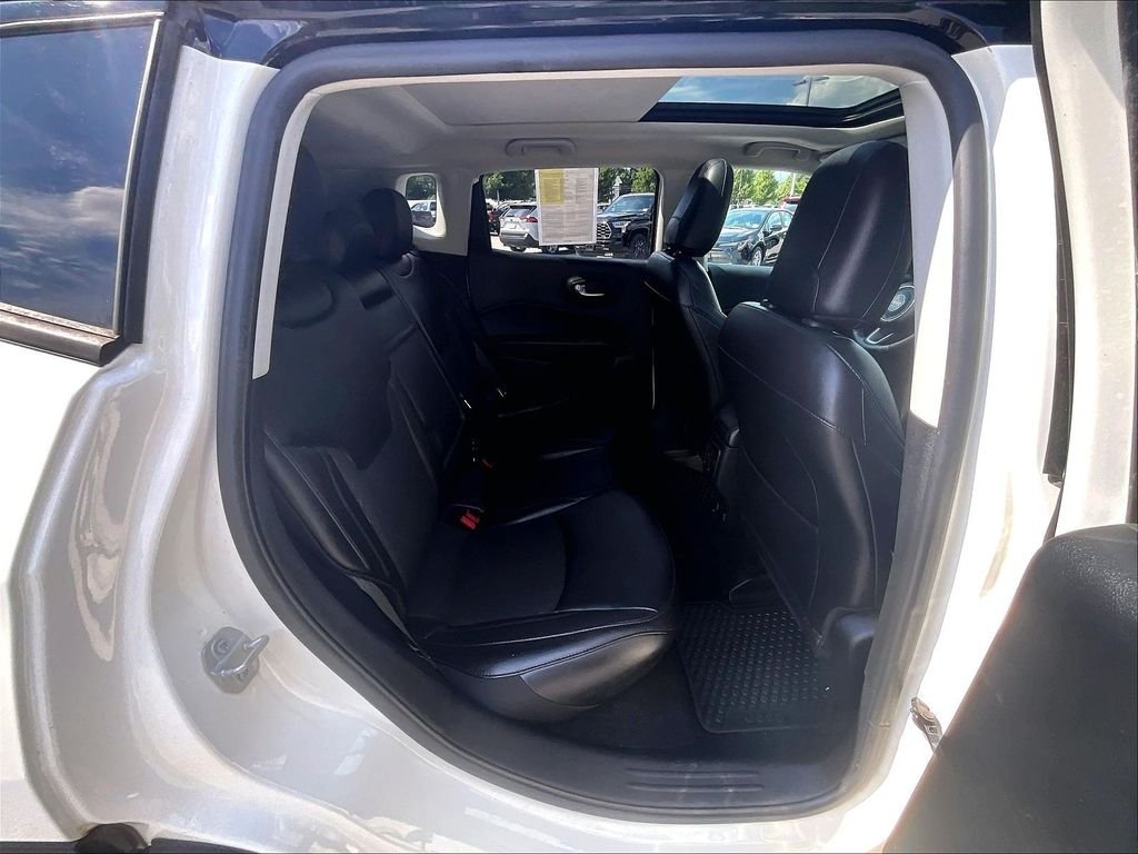 Used 2019 White Jeep Latitude image 16