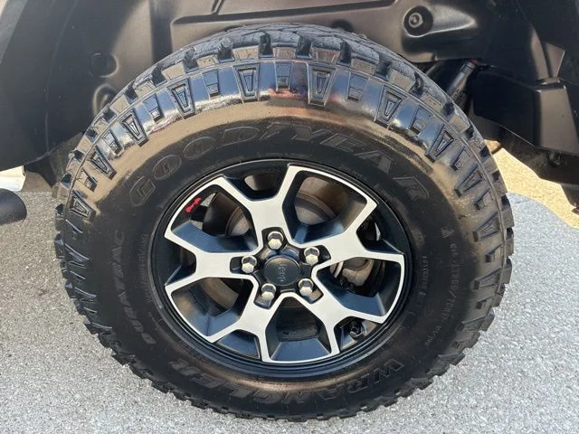 Used 2018 Bright White Clearcoat Jeep Unlimited Rubicon image 15